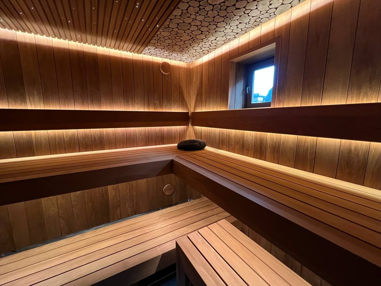 Парная в Лесколово для Saunaispa: впечатляющее можжевеловое панно в половину потолка и звёздное небо на второй. SaunaTopMasters