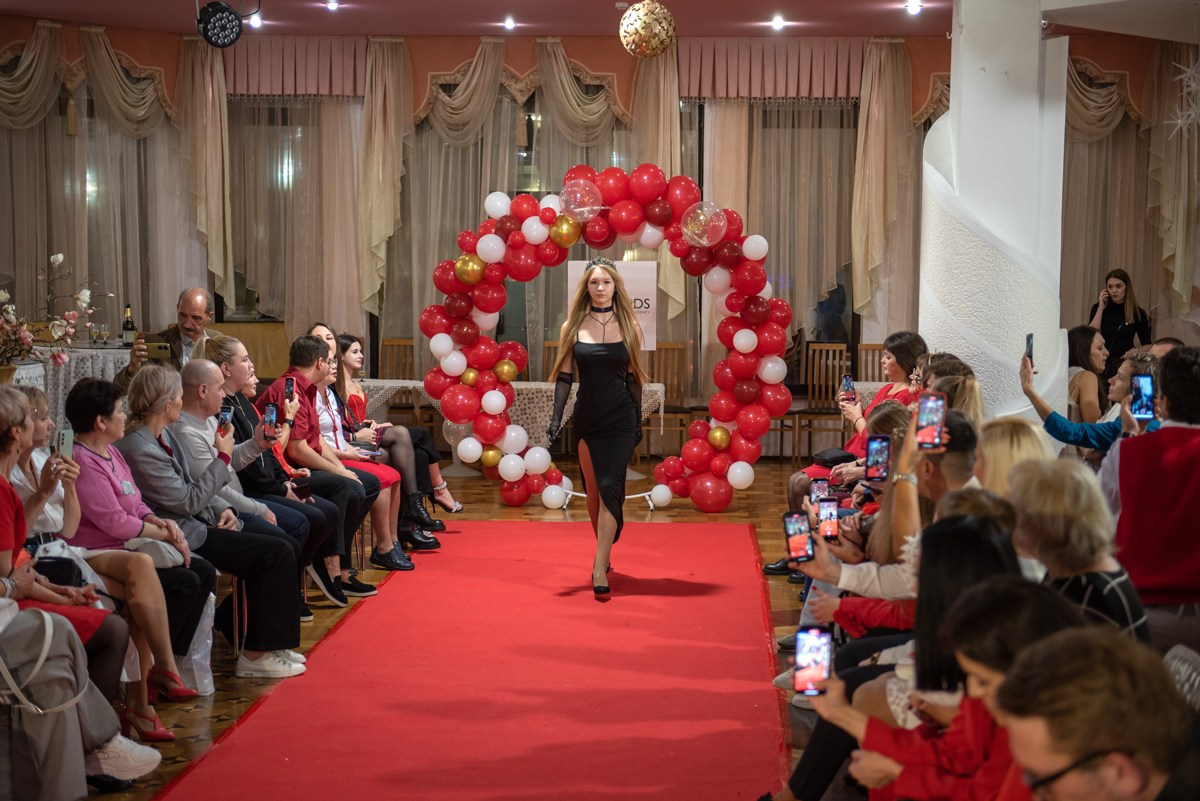 Выпускной в детской школе моделей HAPPYkids 2024. Семейный и коммерческий фотограф в Сочи Александр Бодунов