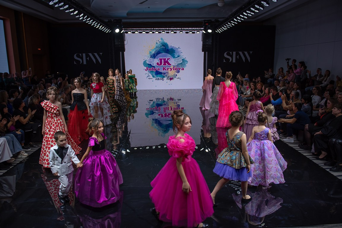 SochiFashionWeek2024 дизайнер Юлия Крылова. Семейный и коммерческий фотограф в Сочи Александр Бодунов