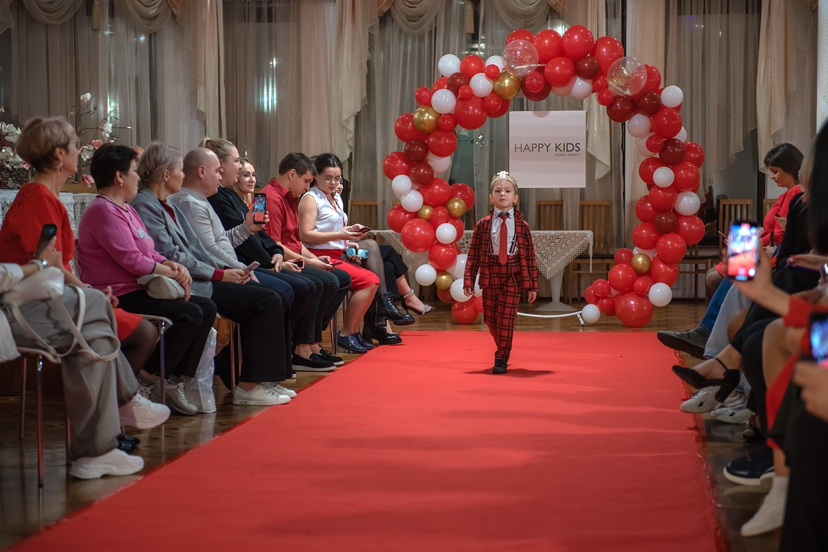 Выпускной в детской школе моделей HAPPYkids 2024. Семейный и коммерческий фотограф в Сочи Александр Бодунов