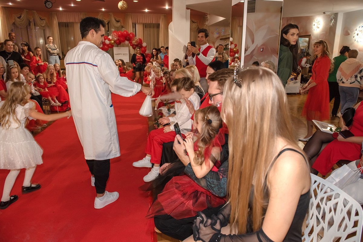 Выпускной в детской школе моделей HAPPYkids 2024. Семейный и коммерческий фотограф в Сочи Александр Бодунов