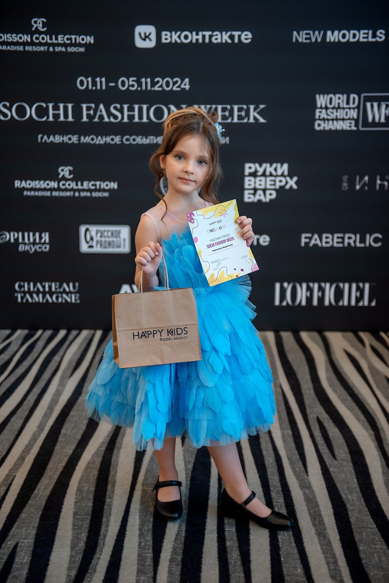 SochiFashionWeek2024 дизайнер Юлия Крылова. Семейный и коммерческий фотограф в Сочи Александр Бодунов