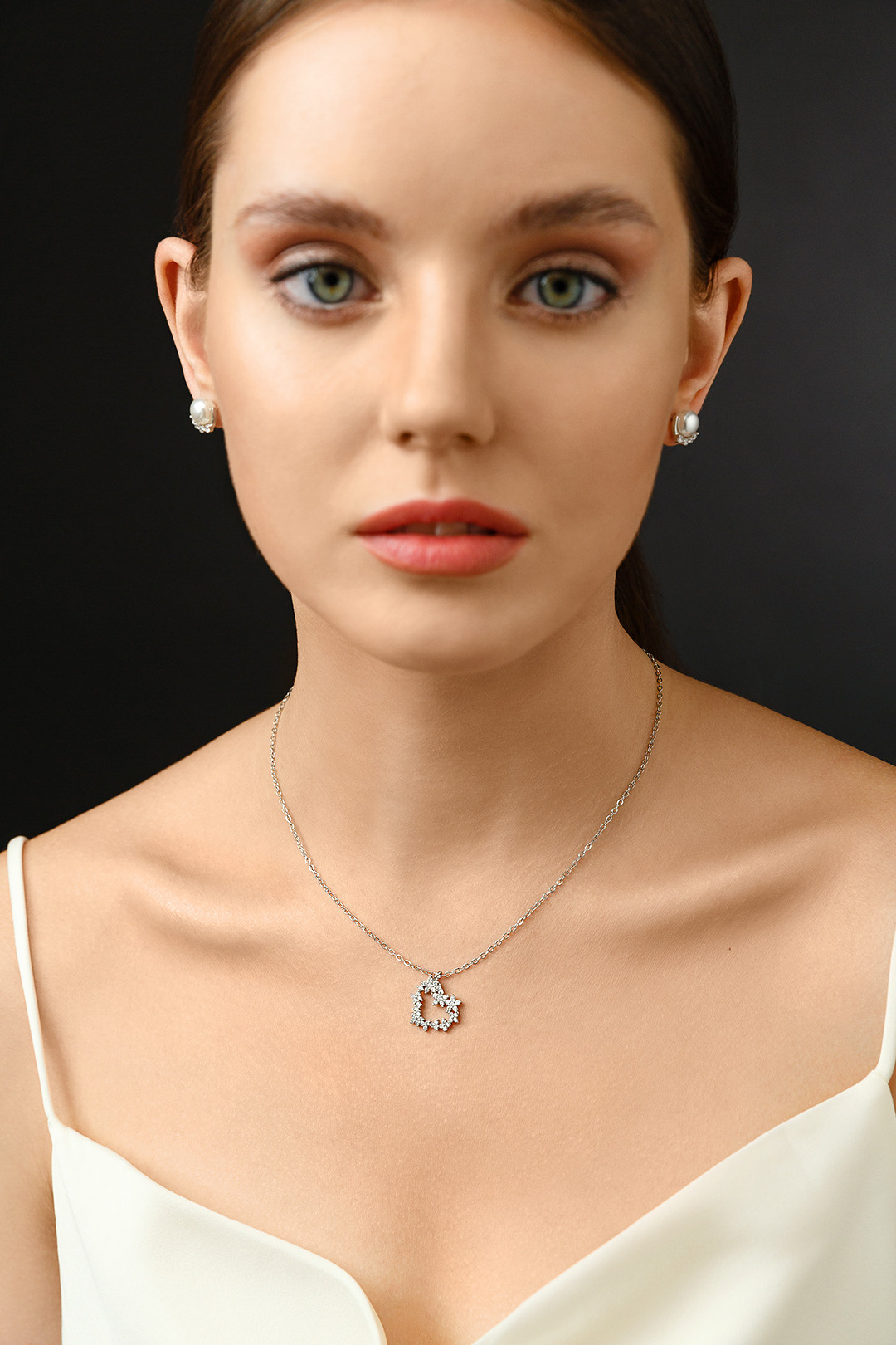 Портретная фотосъемка ювелирных украшений на моделях. Профессиональный фотограф в Санкт-Петербурге. Студийная рекламная фотография. Ювелирный фотограф Сергей Пушкин. Фото для каталога и маркетплейсов. Фотосъёмка на белом фоне. Product photographer in Saint-Petersburg, Russia. Gems photo.