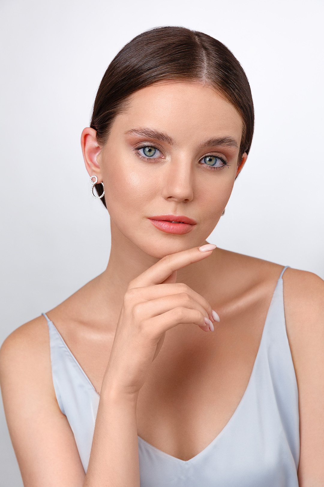 Портретная фотосъемка ювелирных украшений на моделях. Профессиональный фотограф в Санкт-Петербурге. Студийная рекламная фотография. Ювелирный фотограф Сергей Пушкин. Фото для каталога и маркетплейсов. Фотосъёмка на белом фоне. Product photographer in Saint-Petersburg, Russia. Gems photo.