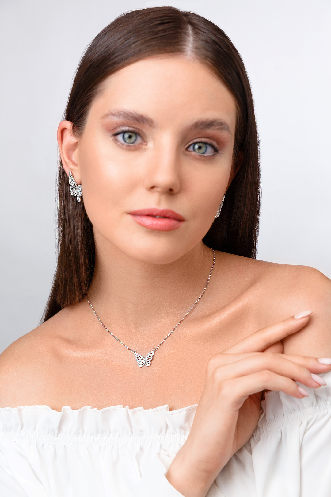 Портретная фотосъемка ювелирных украшений на моделях. Профессиональный фотограф в Санкт-Петербурге. Студийная рекламная фотография. Ювелирный фотограф Сергей Пушкин. Фото для каталога и маркетплейсов. Фотосъёмка на белом фоне. Product photographer in Saint-Petersburg, Russia. Gems photo.