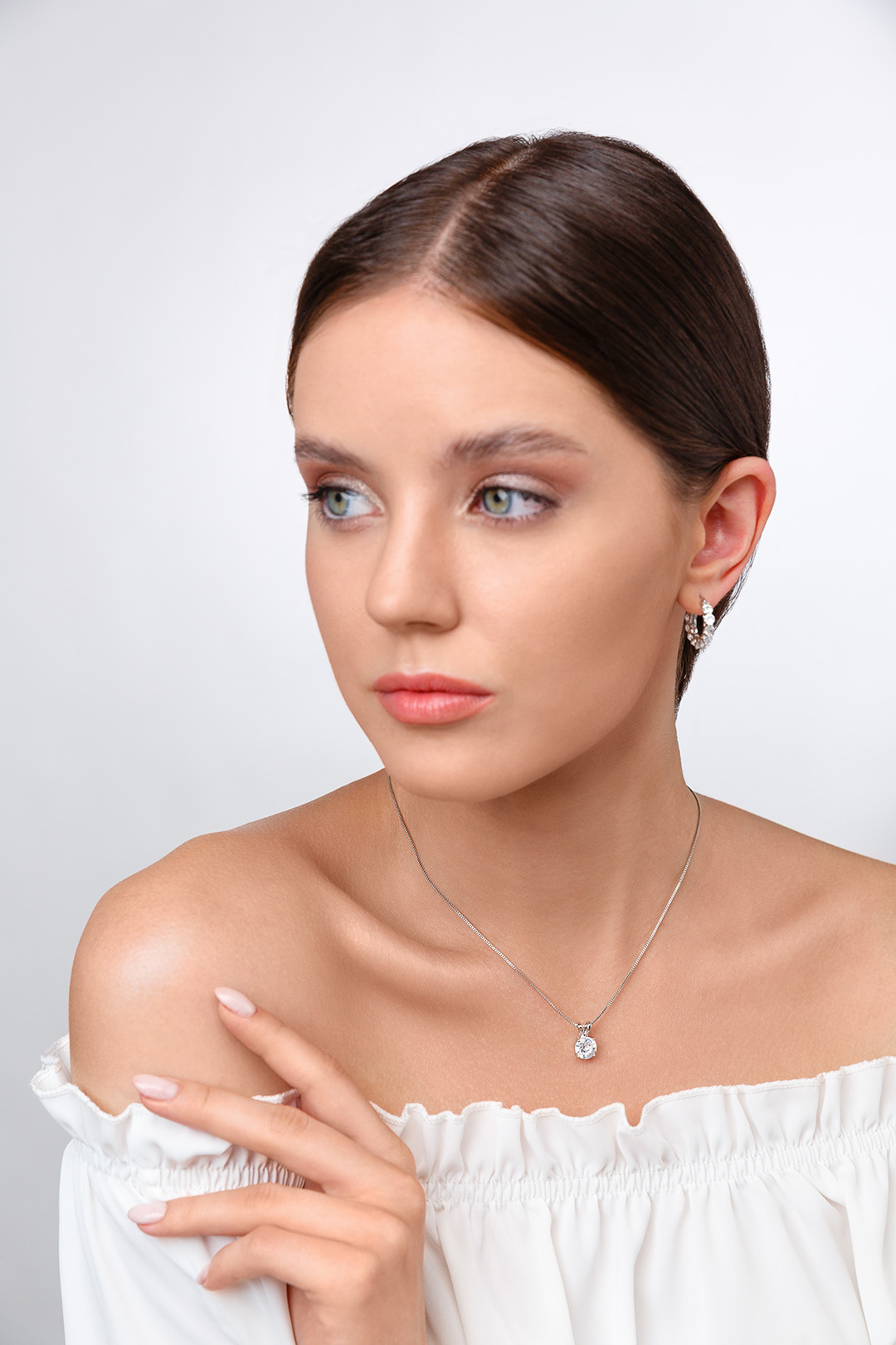 Фотосессия в студии в спб. Фотосессия юкрашений и бижутерии. Фотограф в студии в спб для украшений.  Портретная фотосъемка ювелирных украшений на моделях. Профессиональный фотограф в Санкт-Петербурге. Студийная рекламная фотография. Ювелирный фотограф Сергей Пушкин. Фото для каталога и маркетплейсов. Фотосъёмка на белом фоне. Product photographer in Saint-Petersburg, Russia. Gems photo.