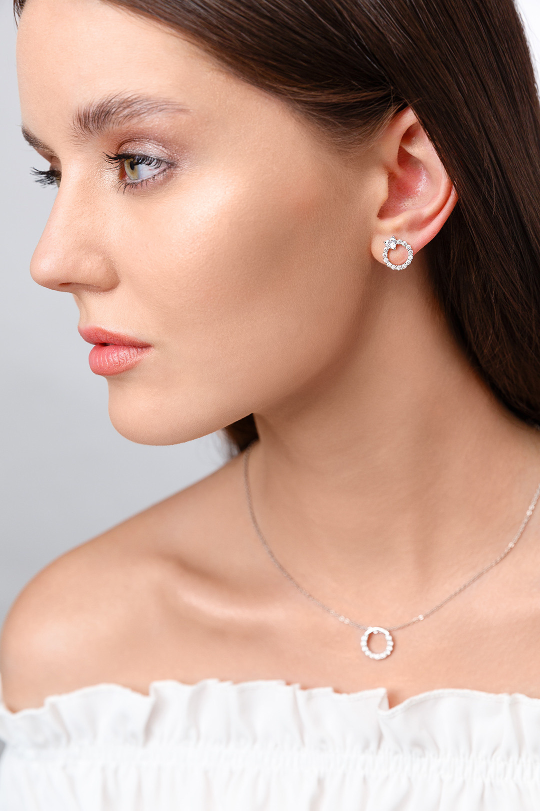 Фотосессия в студии в спб. Фотосессия юкрашений и бижутерии. Фотограф в студии в спб для украшений.  Портретная фотосъемка ювелирных украшений на моделях. Профессиональный фотограф в Санкт-Петербурге. Студийная рекламная фотография. Ювелирный фотограф Сергей Пушкин. Фото для каталога и маркетплейсов. Фотосъёмка на белом фоне. Product photographer in Saint-Petersburg, Russia. Gems photo.