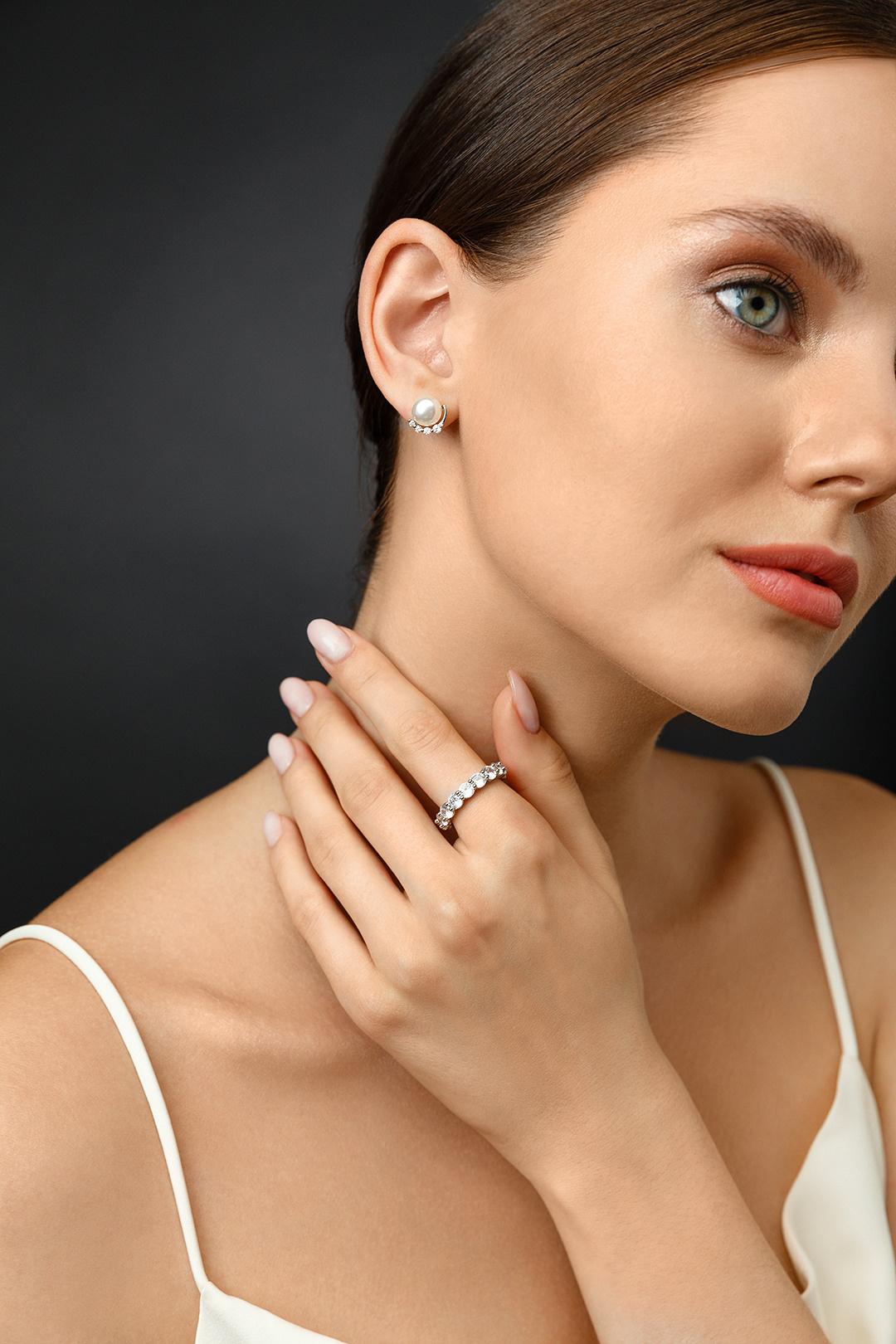 Фотосессия в студии в спб. Фотосессия юкрашений и бижутерии. Фотограф в студии в спб для украшений.  Портретная фотосъемка ювелирных украшений на моделях. Профессиональный фотограф в Санкт-Петербурге. Студийная рекламная фотография. Ювелирный фотограф Сергей Пушкин. Фото для каталога и маркетплейсов. Фотосъёмка на белом фоне. Product photographer in Saint-Petersburg, Russia. Gems photo.