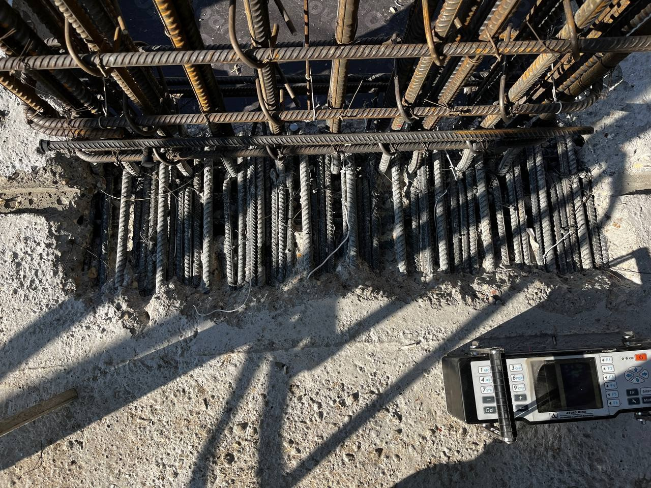 Томограф ультразвуковой низкочастотный А1040Mira. Участок обследования монолитной железобетонной плиты перекрытия