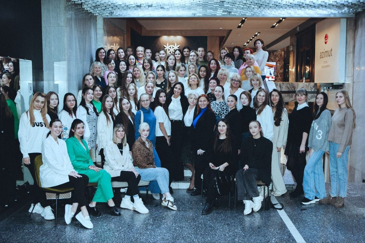 В Сибири прошли Всероссийские семинары судей по художественной гимнастике13-14 января в Новосибирске и 15-16 в Барнауле прошли Всероссийские семинары судей по художественной гимнастике. Курс лекций читала и принимала экзамен - судья Международной и Всероссийской категории Анна Свирина.