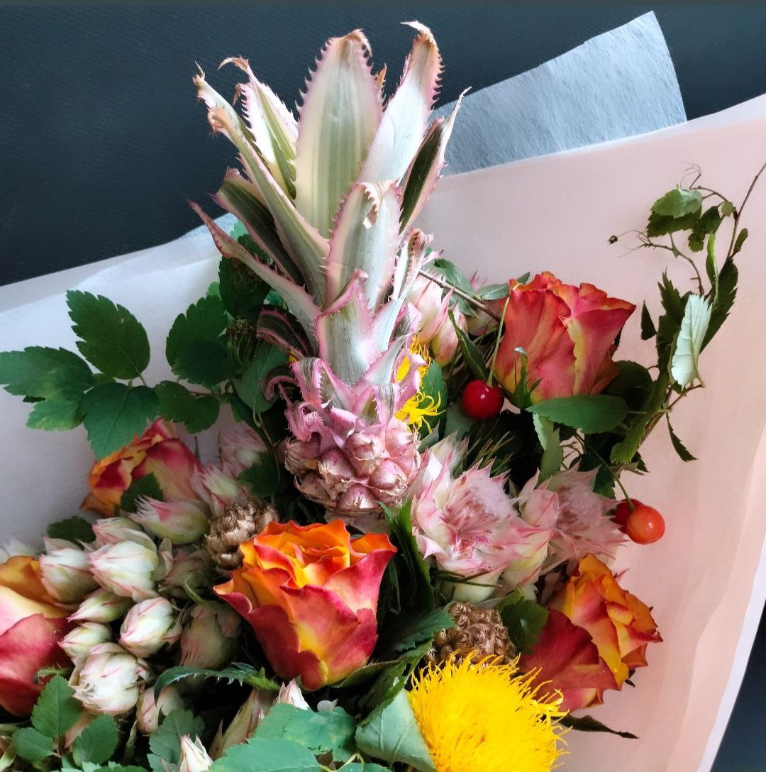 яркий букет. авторский букет. составной букет. круглый букет. осенний букет. летний букет. ананас мини. серурия. сантау. роза Кения Кредибл. ветки вишни с ягодами. экзотика. цветы из детства. флорист Москва. флорист головинский район. составной букет. круглый букет. современная флористика. праздничный букет. флорист дизайнер. клиентский сервис.