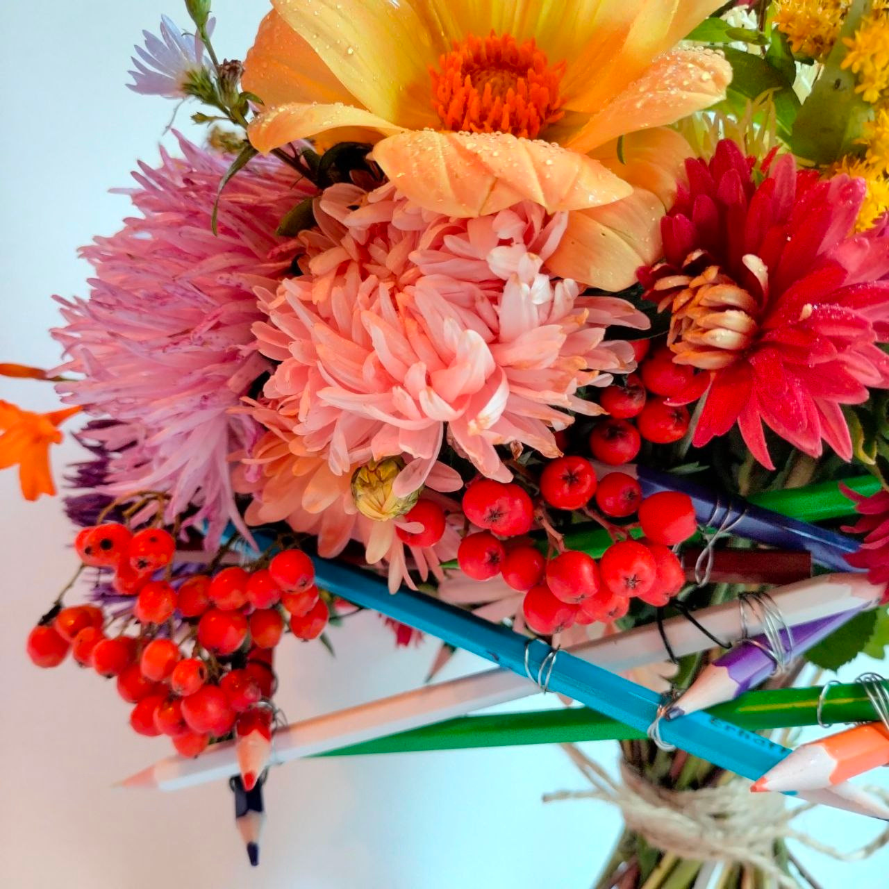 букет на праздник. букет на 1 сентября. 1 сентября. снова в школу. цветы на 1 сентября. букет для учителя. 