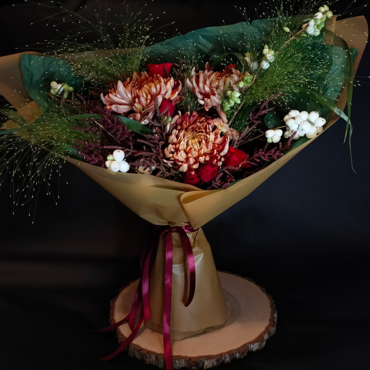 осенний букет. осень. осенние цветы.  снежноягодник.  отзывы. флорист Москва. флорист головинский район. составной букет. круглый букет. современная флористика. праздничный букет. флорист дизайнер. клиентский сервис. паникум. хризантема. кенийская роза. современная флористика. раскидистый букет.