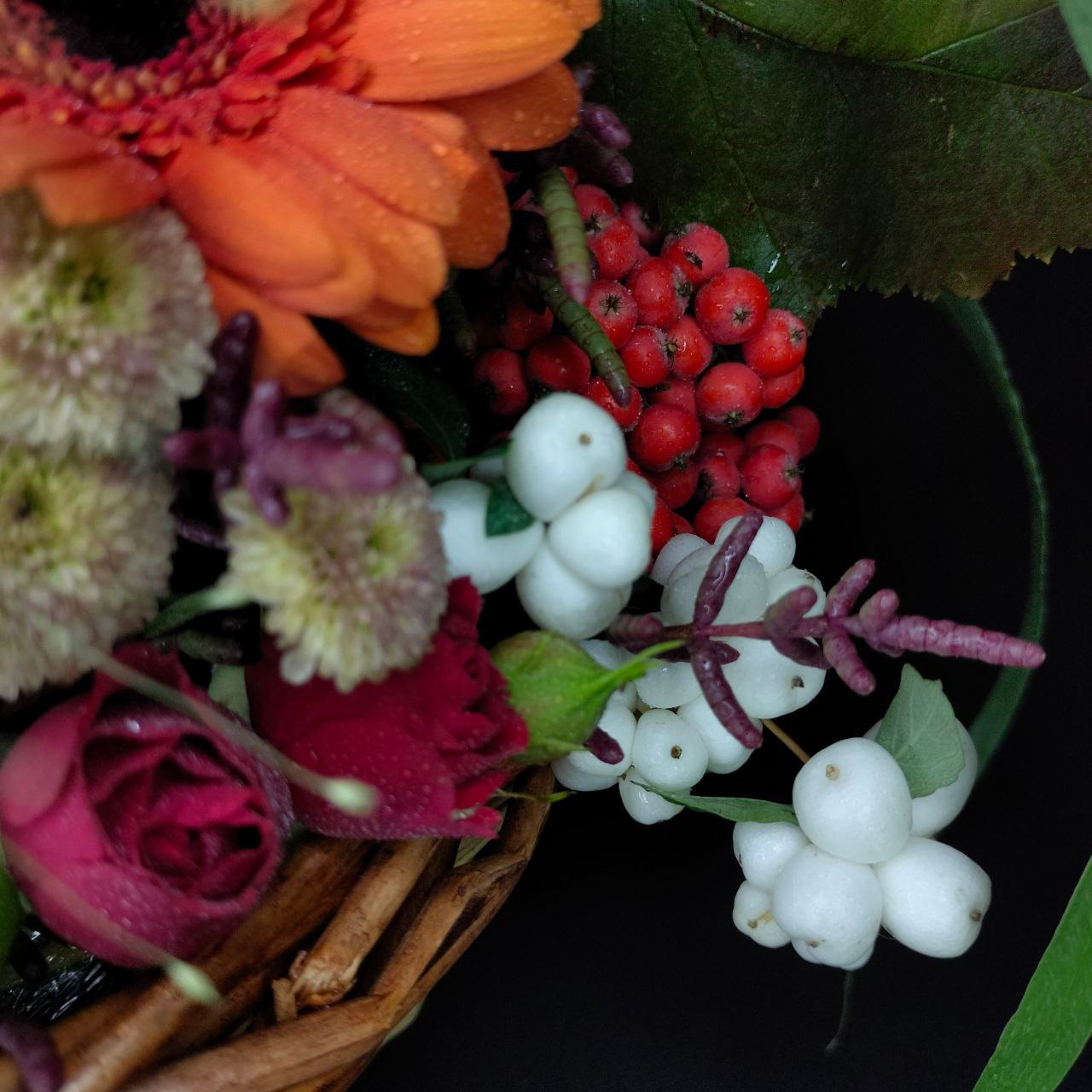 осенний букет. осень. осенние цветы.  снежноягодник.  отзывы. флорист Москва. флорист головинский район. составной букет. круглый букет. современная флористика. праздничный букет. флорист дизайнер. клиентский сервис. паникум. хризантема. кенийская роза. современная флористика. цветочная корзина. гермини. орех. рябина.