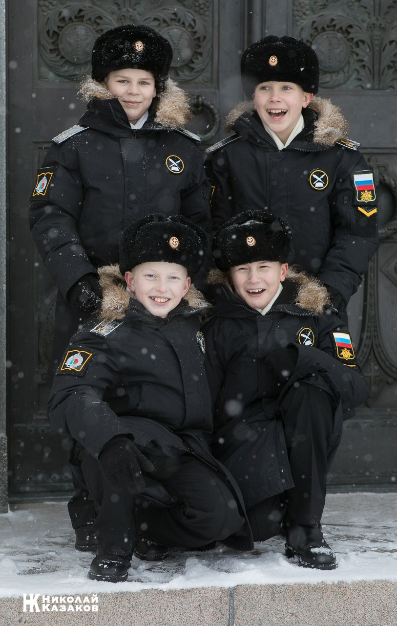 Групповой портрет  воспитанников Кронштадского морского кадетского военного корпуса около Морского собора 