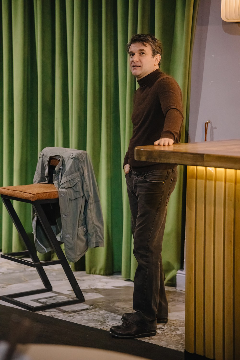 «Истории из чемодана | Довлатов», Леонид Таранов. Фотограф Михаил Ряховский