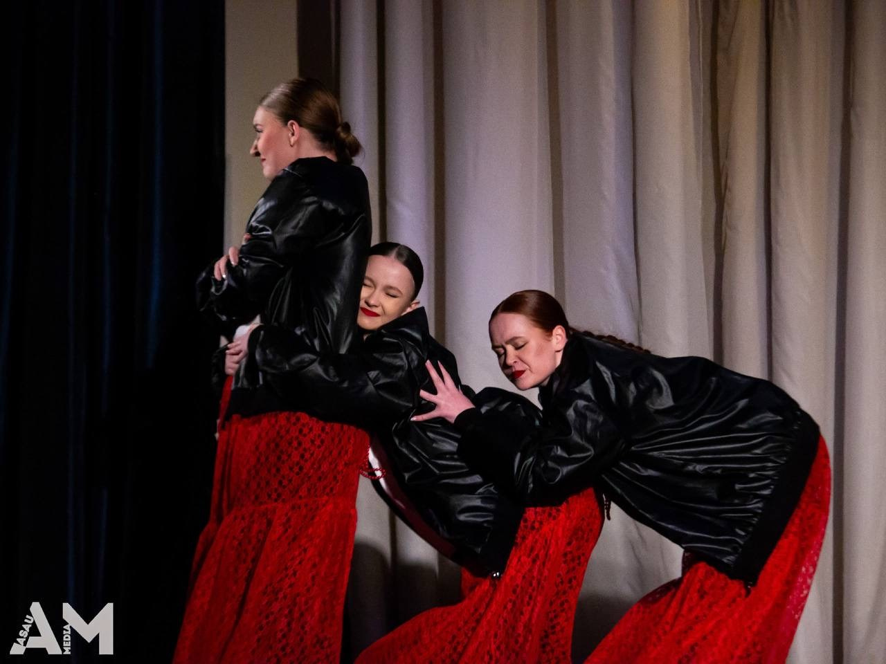 Выступления на сценах и уличных площадках. Танцевальная шоу-группа «GRANAT»