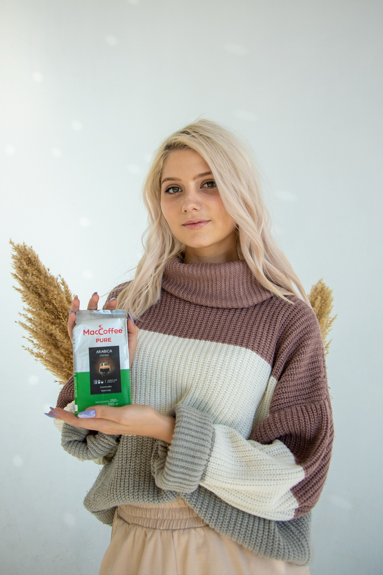 Как вам моя фотография бля Maccoffee девушка держит упаковку кофе