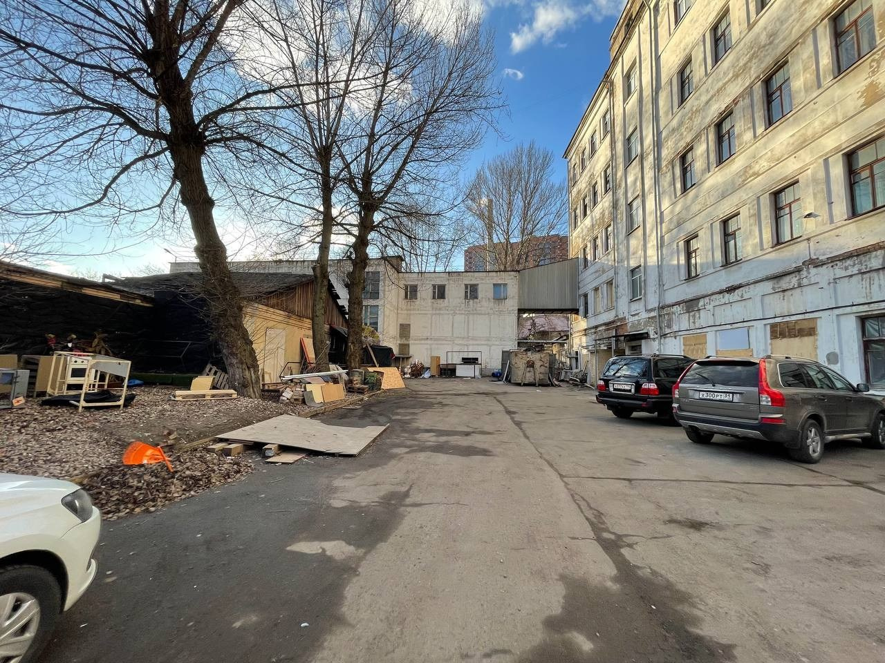 Уличная территория. Кино в НИИ СНЕГИРИ (Very Strong Place) — Москва