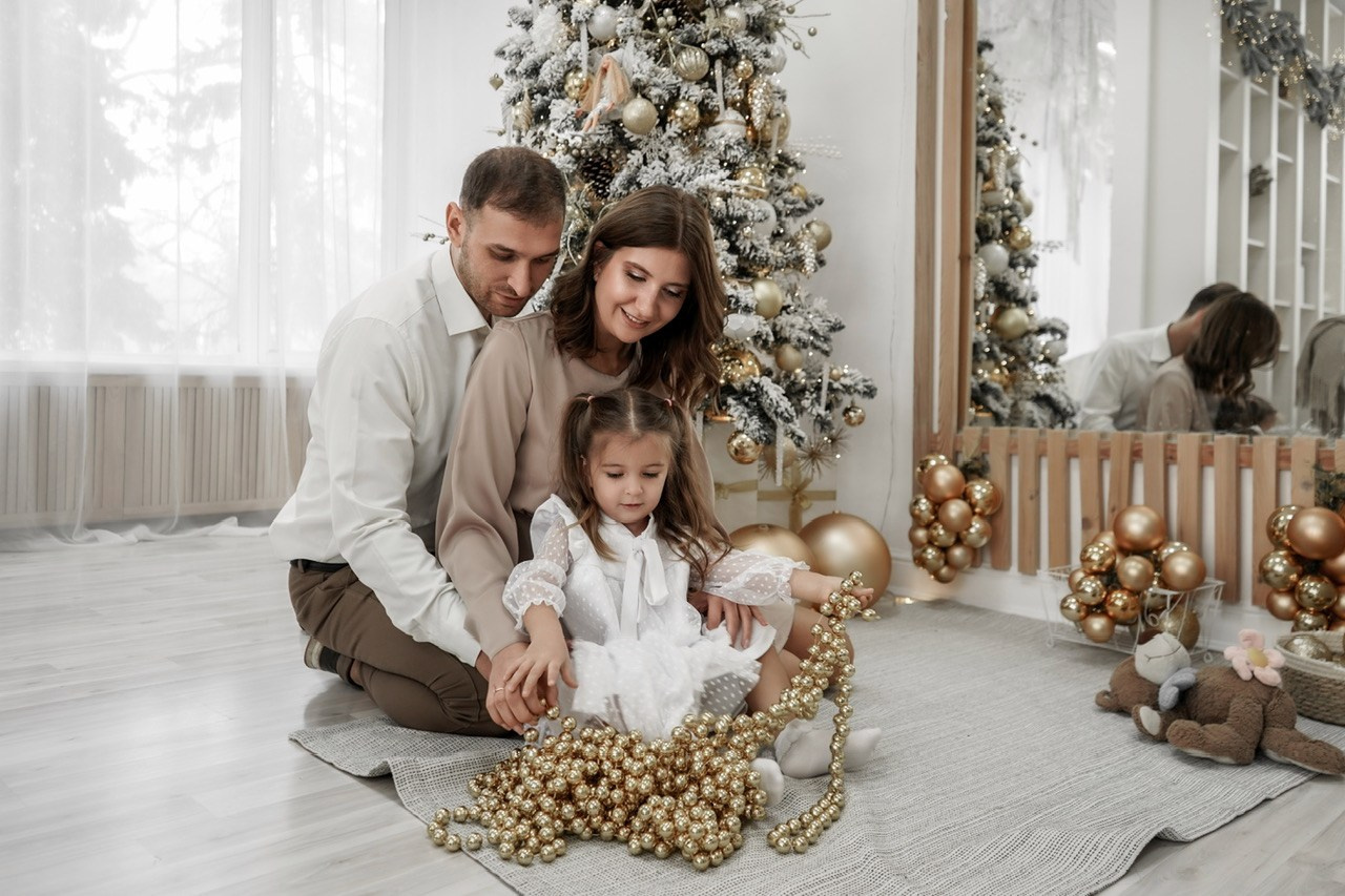 Семейный фотограф в Батайске и Ростове-на-Дону. Новогодняя фотосессия в студии Белый кролик. Свадебный фотограф в Ростове-на-Дону. Таинство Крещения и Венчания, семейные фотосессии. Алёна Чёботова