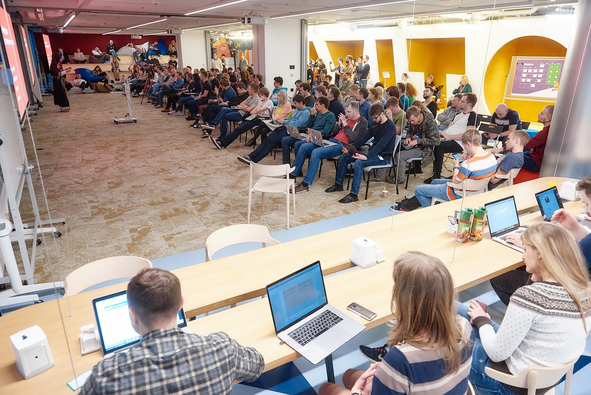 Нейромонах Феофан в Avito. Репортажный фотограф в Москве Вадим Францев