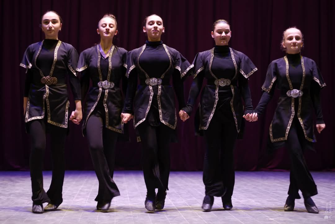 Грузинский танец. Портретный фотограф Денис Милютин