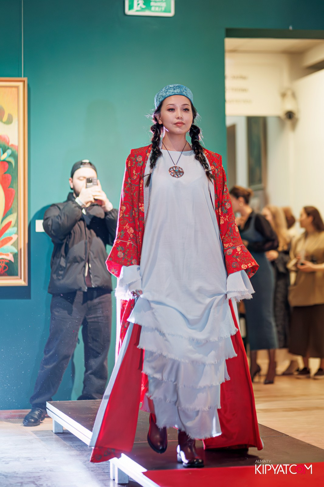 FASHION ПОКАЗ, КАЗАХСКОЙ НАЦИОНАЛЬНОЙ ОДЕЖДЫ. КИПЯТКОМ АЛМАТЫ!