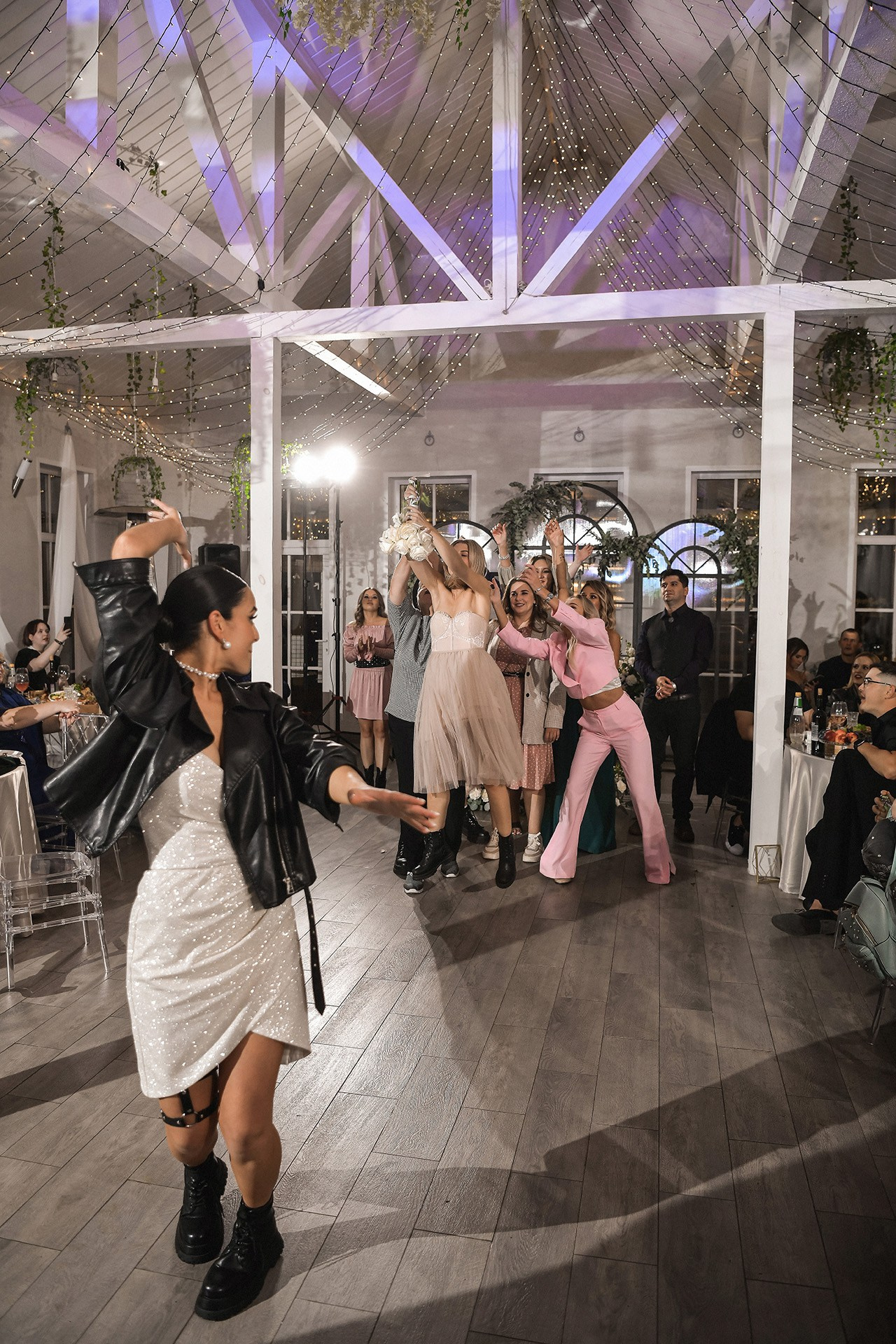 🔥 Саша и Катя — драйвовая свадебная вечеринка Красноярска в Шато white. 📸 Свадебный и семейный фотограф в Красноярске Тихомиров Евгений | 17 лет опыта | 800+ свадеб