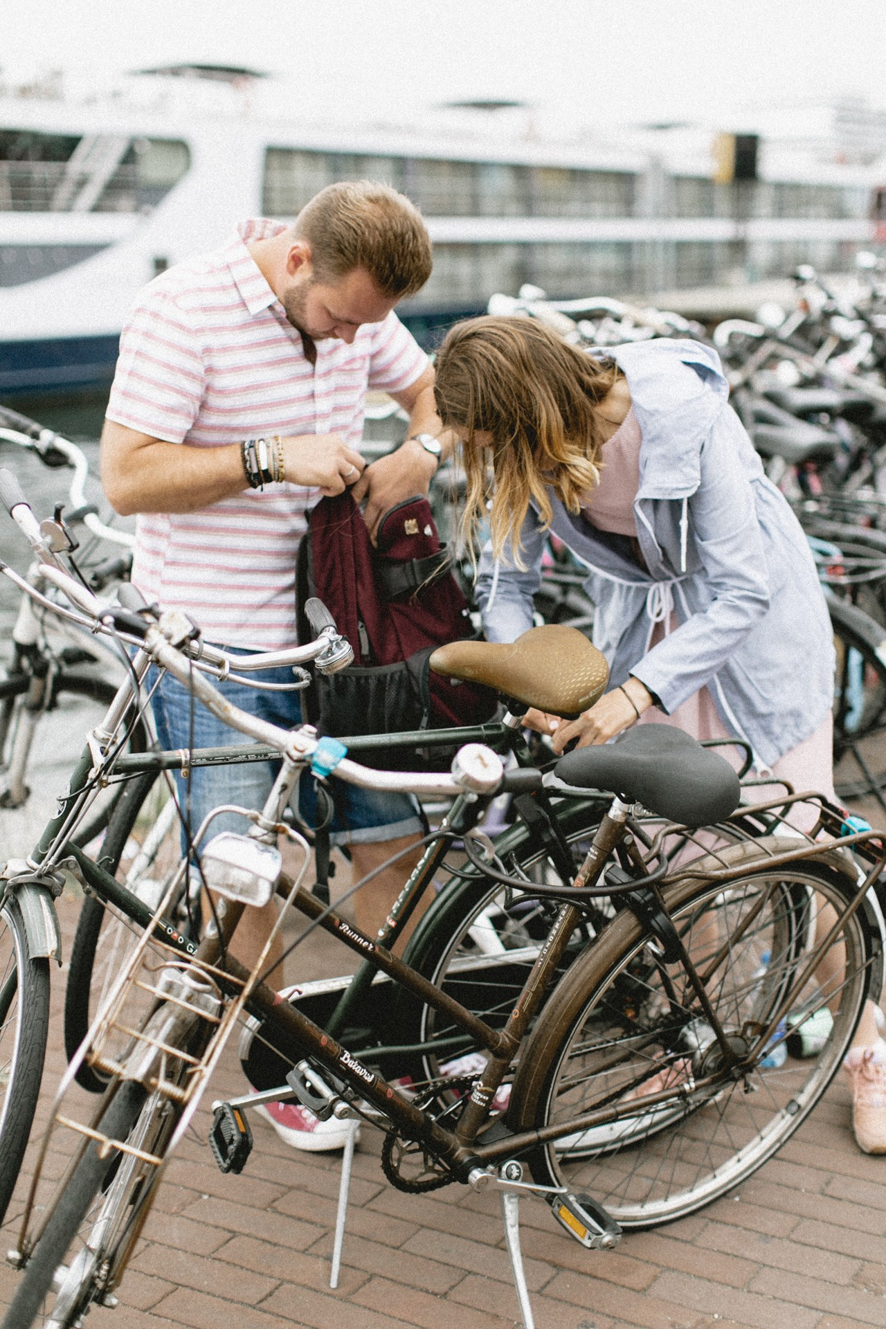 Потому что скоро вернутся в Амстердам. Про любовь