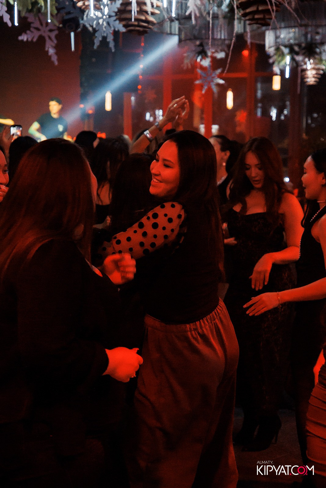 FRIENDS BAR & TERRAACE. КИПЯТКОМ АЛМАТЫ!