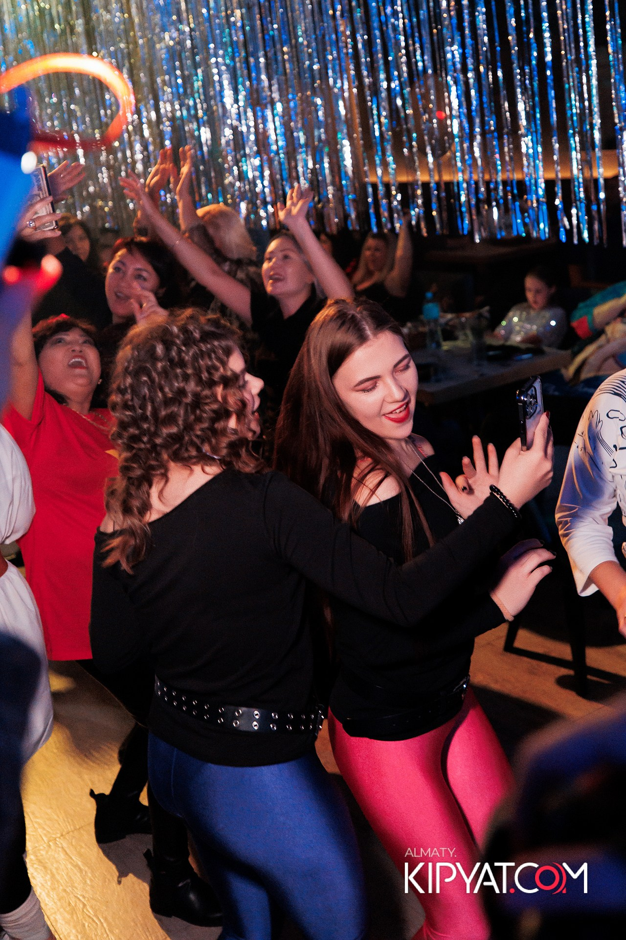 ВЕЧЕРИНКА 90Х КАФЕ CARAFE. КИПЯТКОМ АЛМАТЫ! Фотосъемка мероприятий в Алматы