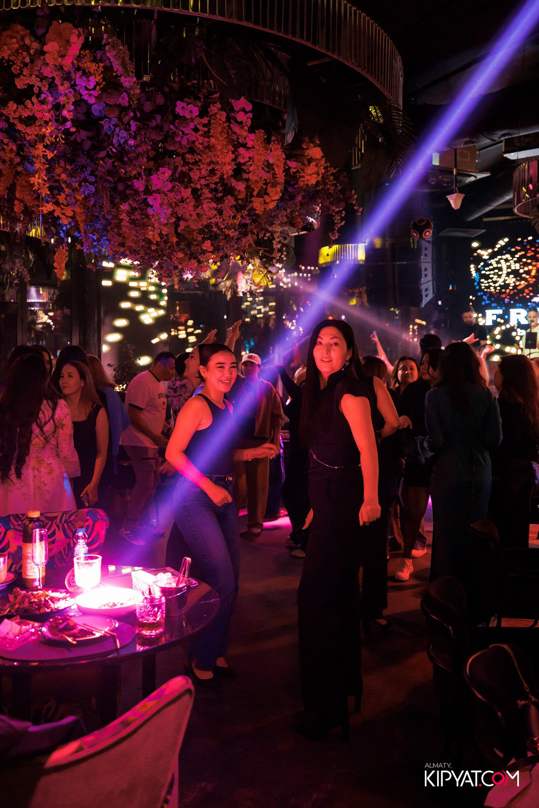 FRIENDS BAR & TERRACE. КИПЯТКОМ АЛМАТЫ!