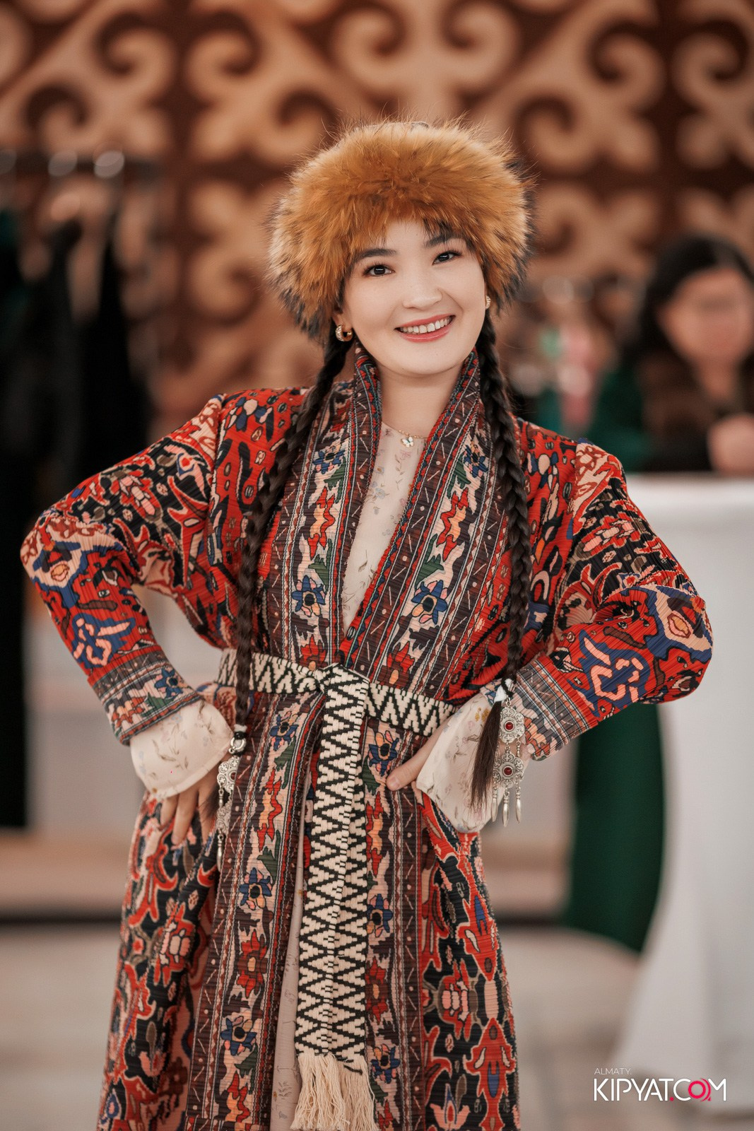 FASHION ПОКАЗ, КАЗАХСКОЙ НАЦИОНАЛЬНОЙ ОДЕЖДЫ. КИПЯТКОМ АЛМАТЫ!