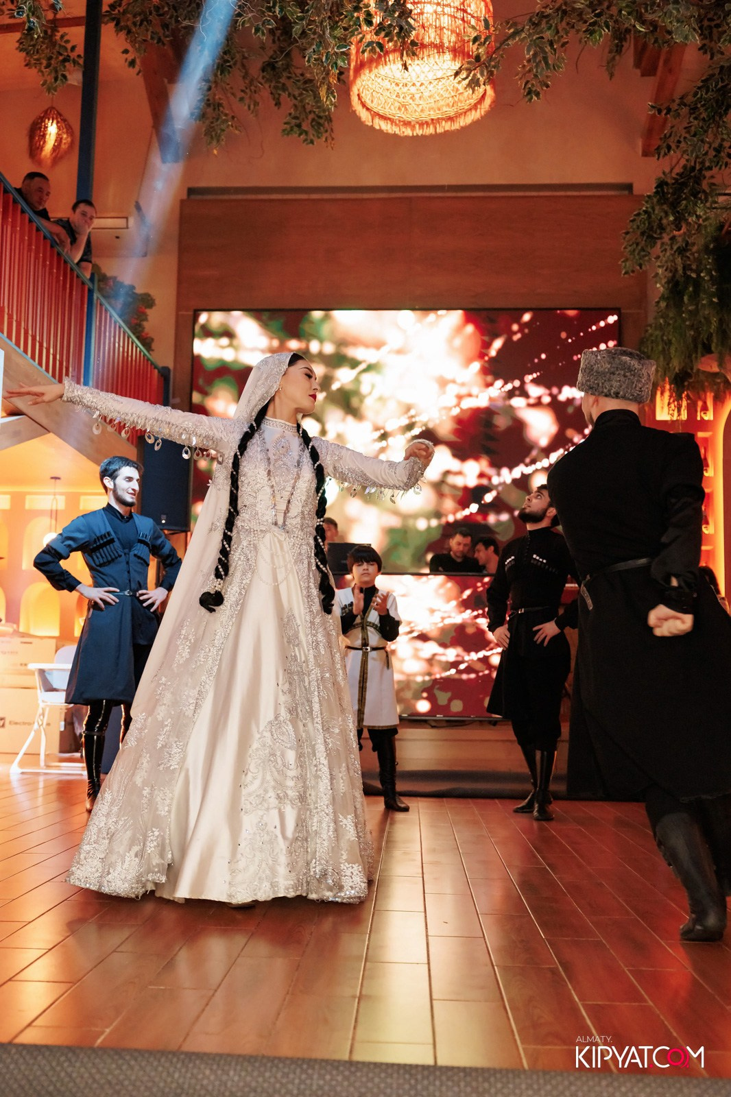 ГРУЗИНСКИЙ ДВОР НА КАБАНБАЙ БАТЫРА. КИПЯТКОМ АЛМАТЫ!