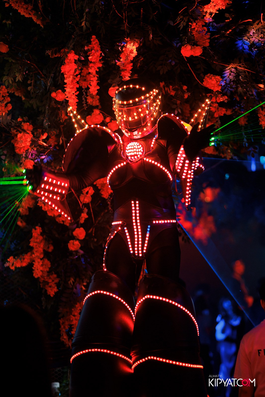 FRIENDS BAR & TERRACE. КИПЯТКОМ АЛМАТЫ!