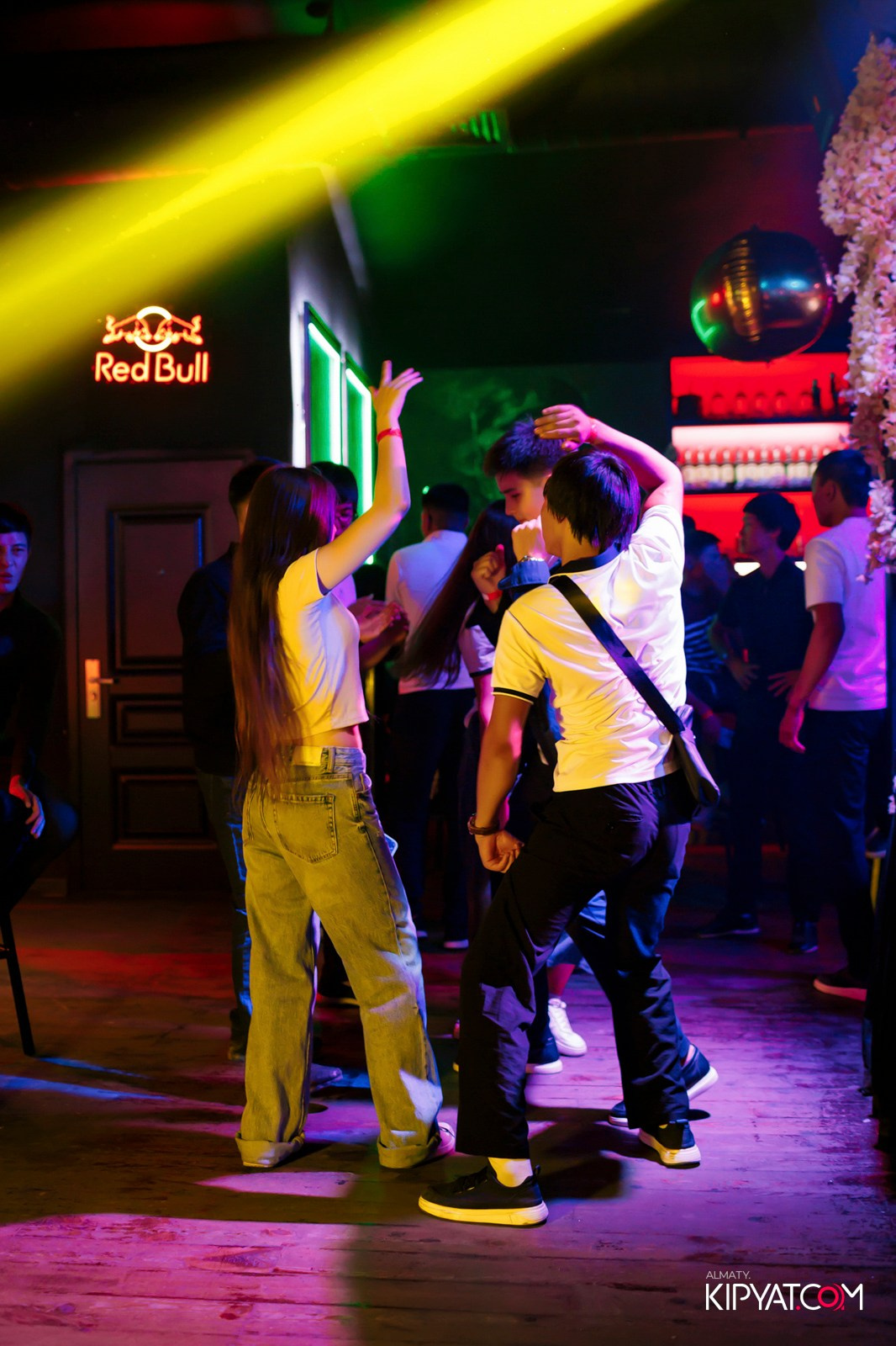 UYAT EMES BAR. КИПЯТКОМ АЛМАТЫ!