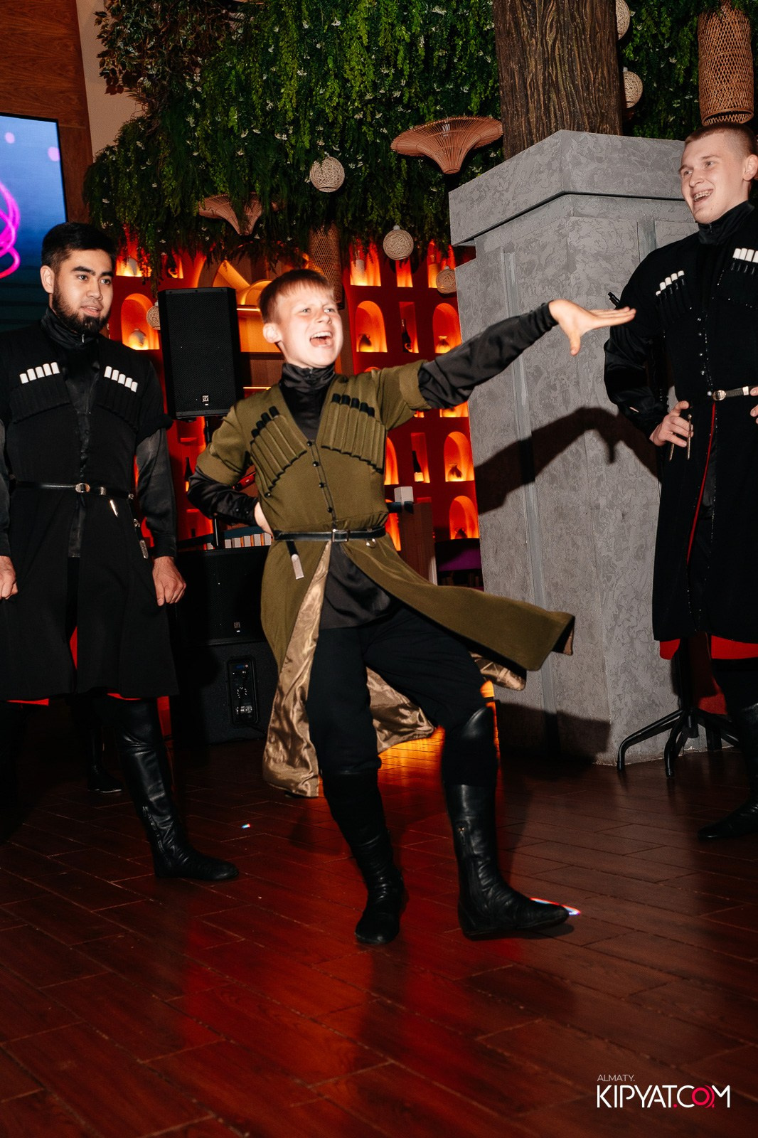 ГРУЗИНСКИЙ ДВОР НА КАБАНБАЙ БАТЫРА. КИПЯТКОМ АЛМАТЫ!