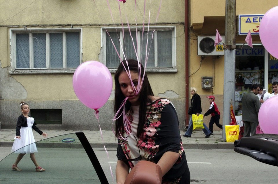 стрит-фотография Марии Спирополу с контрастным солнечным светом и тенями