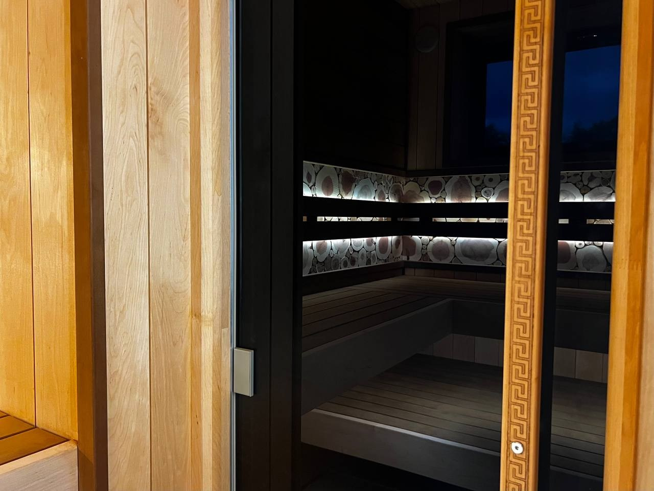 Сауна в Садах Времени на электрокаменке Sangens в облицовке из черного закаленного стекла. Выполнена в классическом стиле нашей команды. SaunaTopMasters