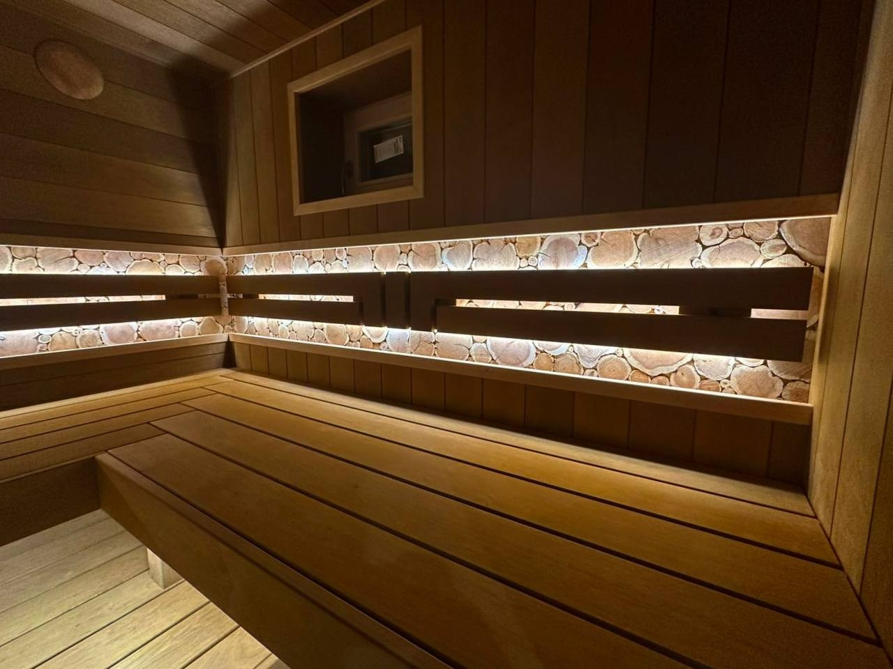 Русская парная на живописном берегу Пионерского озера выполнена из широкой термоольхи с можжевеловым панно и печным углом из талькохлорита. SaunaTopMasters