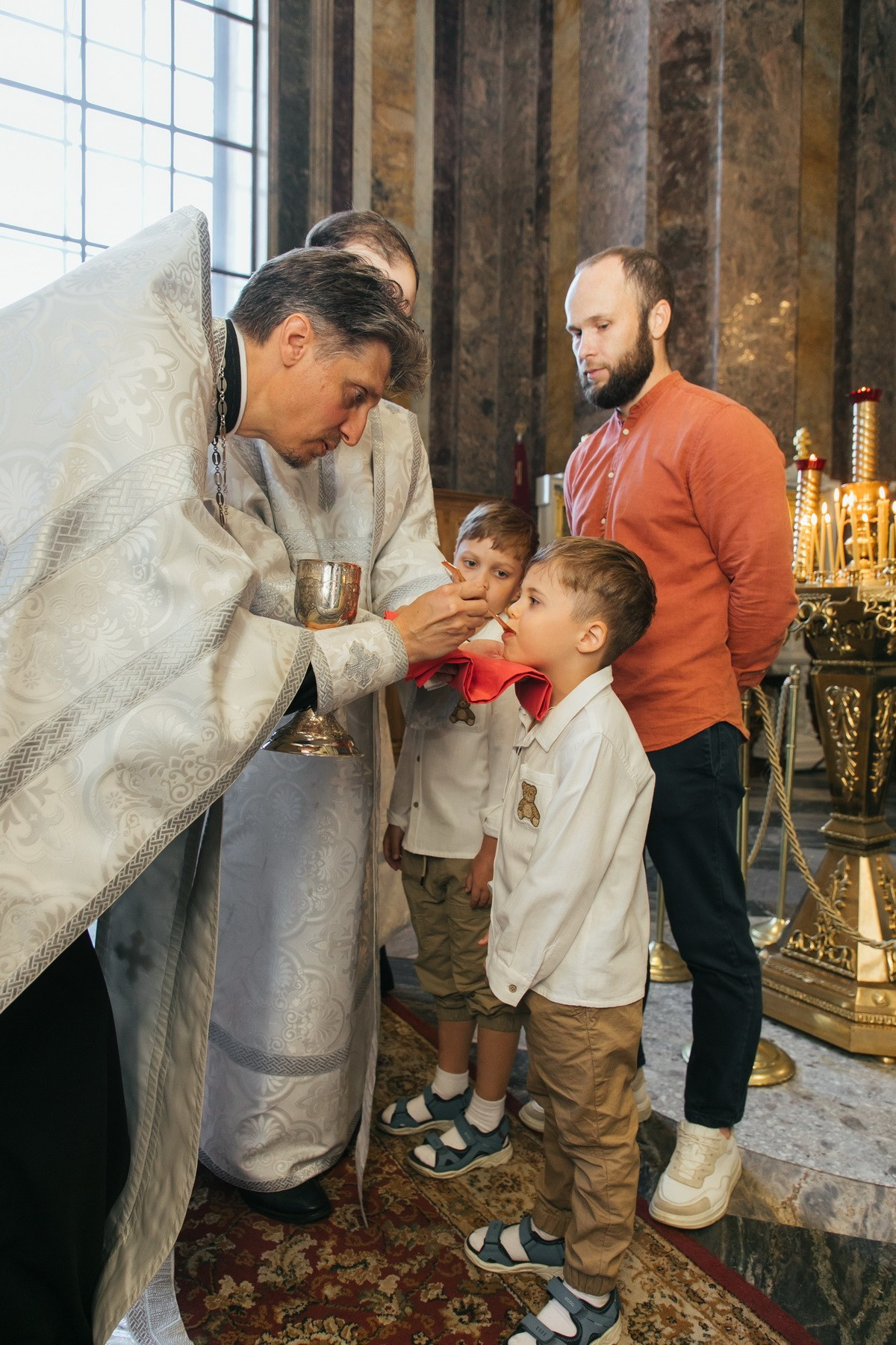 Индивидуальное крещение в Исаакиевском соборе двух братишек. Фотограф крещение венчание в Петербурге! Помогает подобрать храм и посоветовал душевного батюшку в СПб
