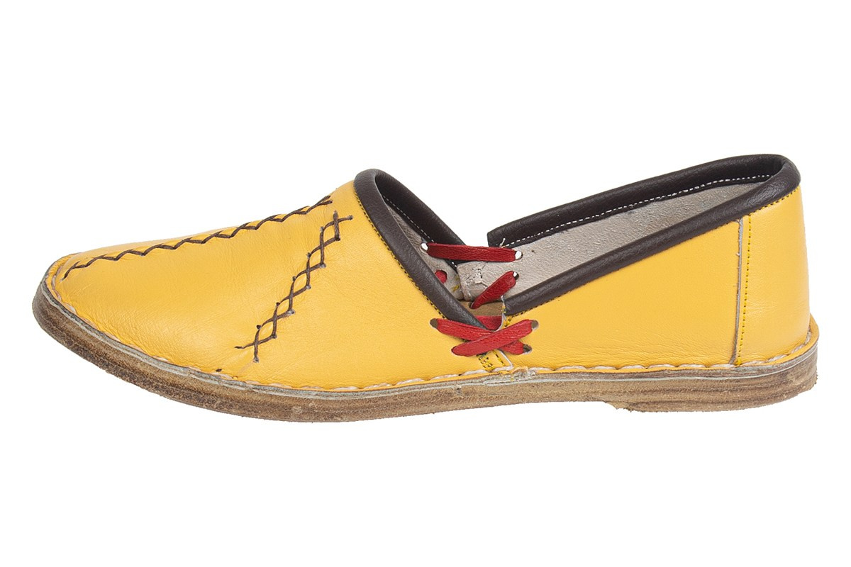 Желтые, женские мокасины вид сбоку