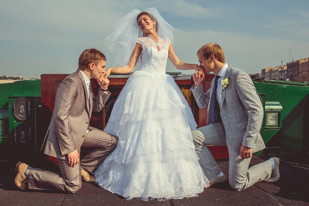 Свадьба в Питере, medlori fotobook Фотокниги в Липецке. Свадебная фотокнига «WEDDING DAY» Фотокнига постраничная (от 20 до 40 страниц), цена зависит от количества разворотов. Варианты фотокниг, созданные мной от фотосъёмки до дизайна. Цена: от 7500 руб за 10 разворотов. Обложка жёсткая, листы 350 мг. Фотограф Медведева Лариса.