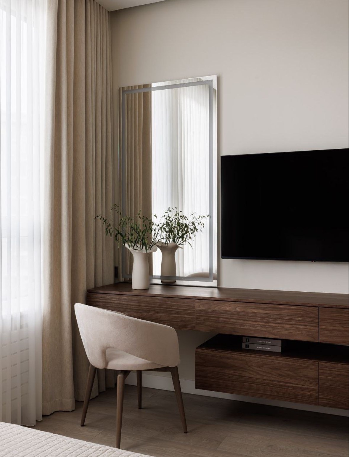 Квартира в нейтральных оттенках. Шторы на заказ в СПб. Выезд дизайнера, карнизы, жалюзи и рулонные шторы