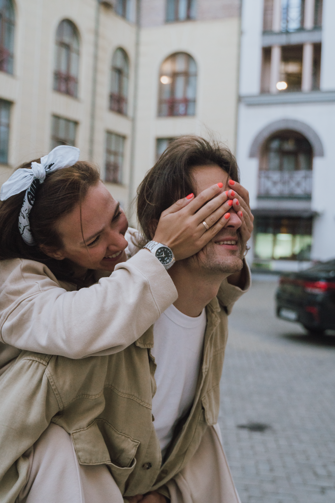 Кадр пары обнимающие возле канатной дороге 