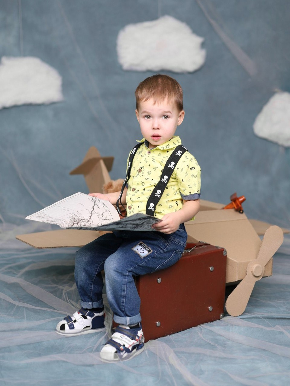 Общее фото в детском саду с выездным реквизитом в Тюмени. Выпускные альбомы в Тюмени для школ, садов, вузов спортивных секций