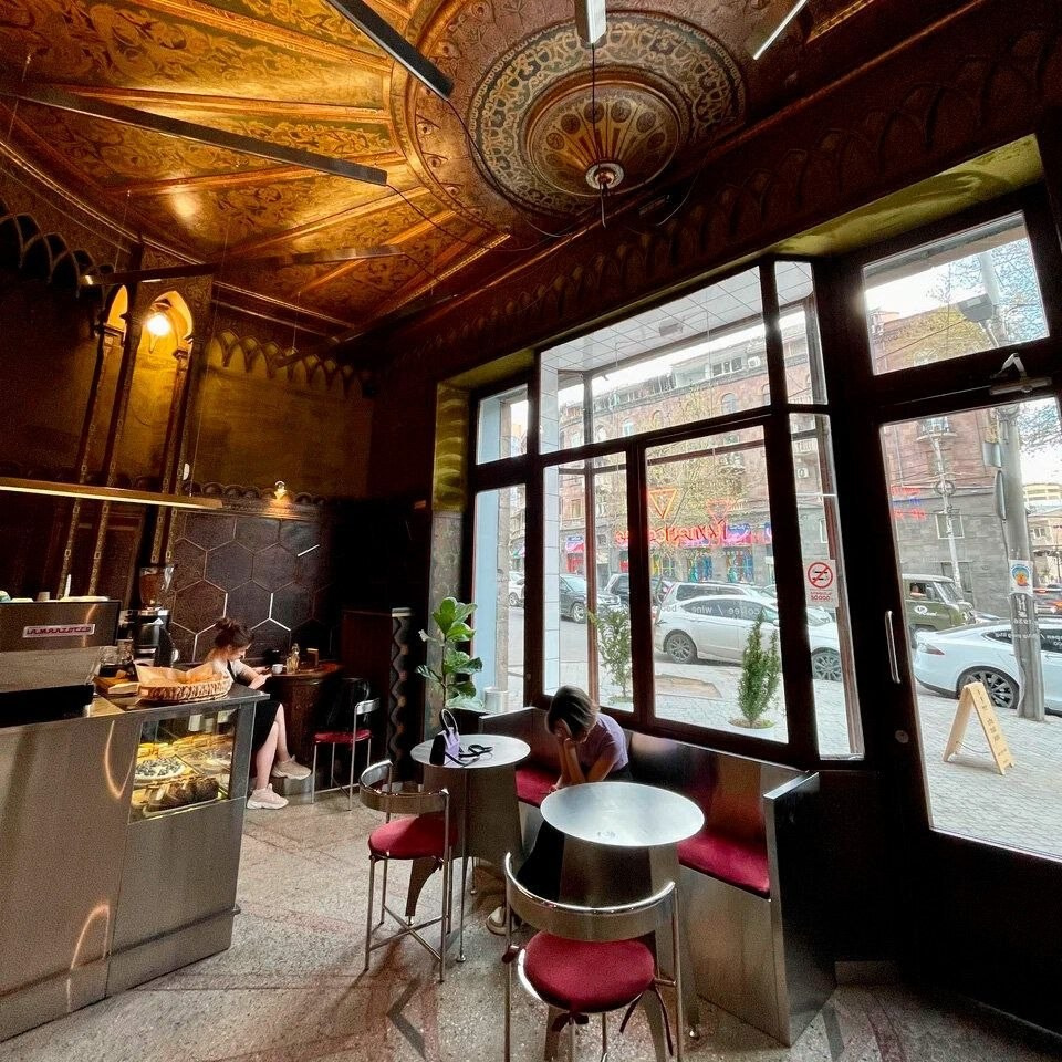 Ереван Кафе с летающими зерами Fein Specialty (Fein by Coffee House) 16500восЕКБ. Фотограф для маркетплейсов Михаил Бове