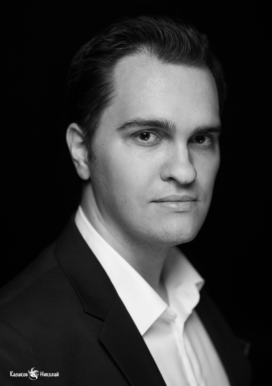 Черно-белый деловой портрет мужчины на черном фоне