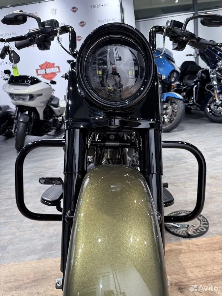 Купить Harley-Davidson 2017 Road King (Olive Gold) (Touring) — подробнее на сайте. Hello Davidson, Москва. Только хорошие мотоциклы…