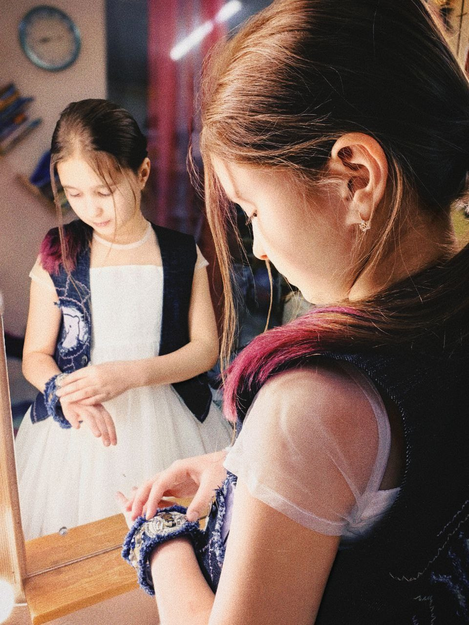 Дизайнерский джинсовый браслет стал отличным компаньоном жилету, который Саша сшила самостоятельно на мастер-классах по шитью для девочек.